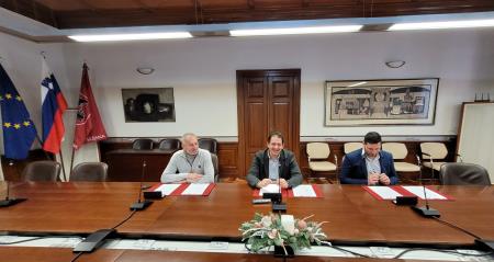 Podpis pogodbe GEOMOB; Vir: Arhiv Občine Sežana